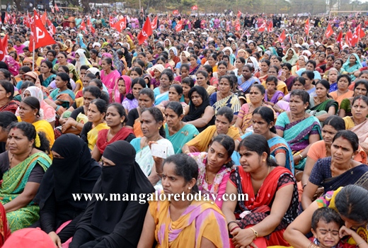 Beedi workers take out massive rally 1